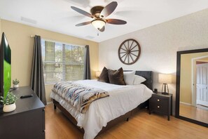 Schreibtisch, Bügeleisen/Bügelbrett, Reisekinderbett, WLAN