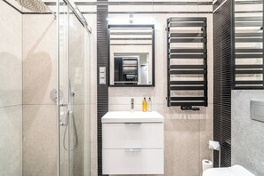 Estudio clásico, balcón | Baño