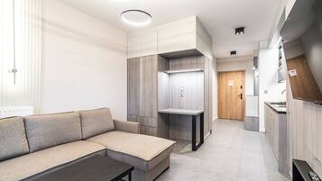 Hypo-allergenic bedding, iron/ironing board, free WiFi