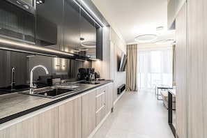 Estudio clásico, balcón | Cocina básica privada | Cafetera o tetera y hervidor eléctrico