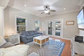 Living area - Purple Parrot Condo Near Beach 2 Bedroom (pensacola)
