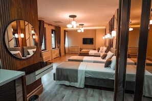 Classic-Vierbettzimmer, Stadtblick | Zimmersafe, Schreibtisch, laptopgeeigneter Arbeitsplatz