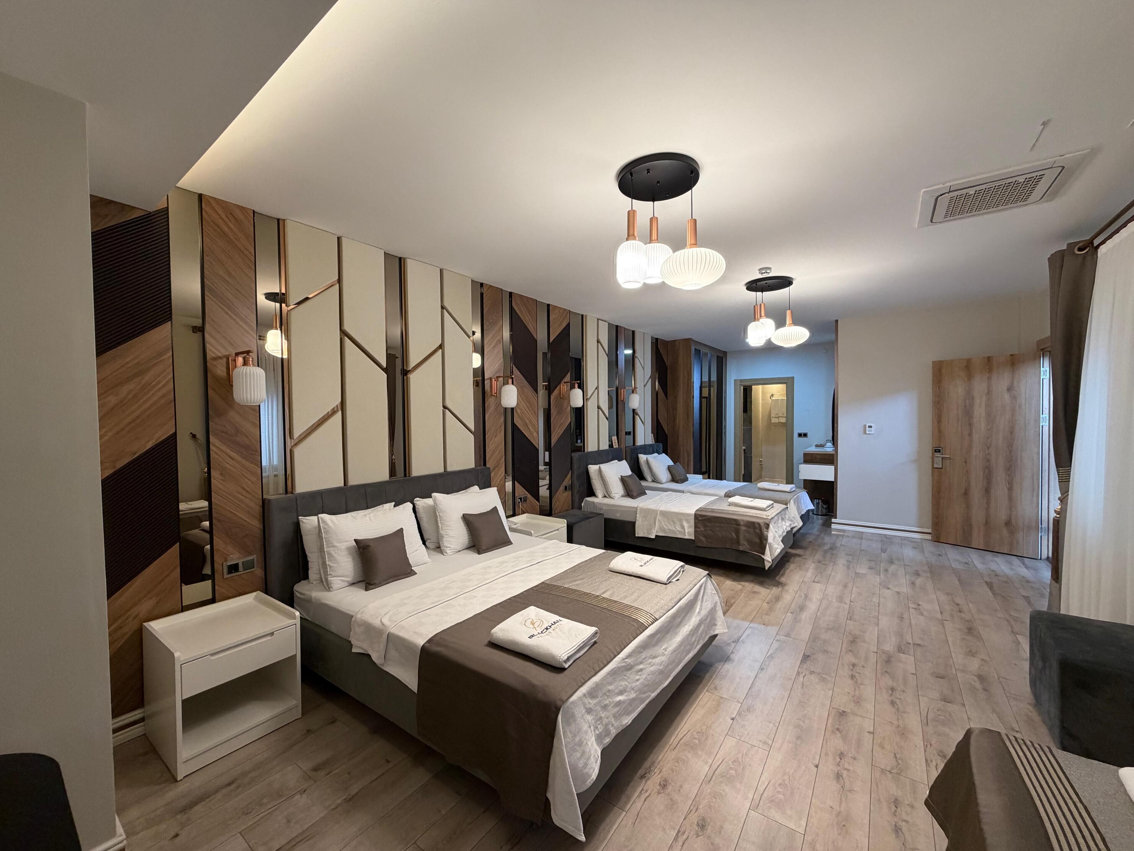 Familien-Vierbettzimmer, Stadtblick | Zimmersafe, Schreibtisch, laptopgeeigneter Arbeitsplatz