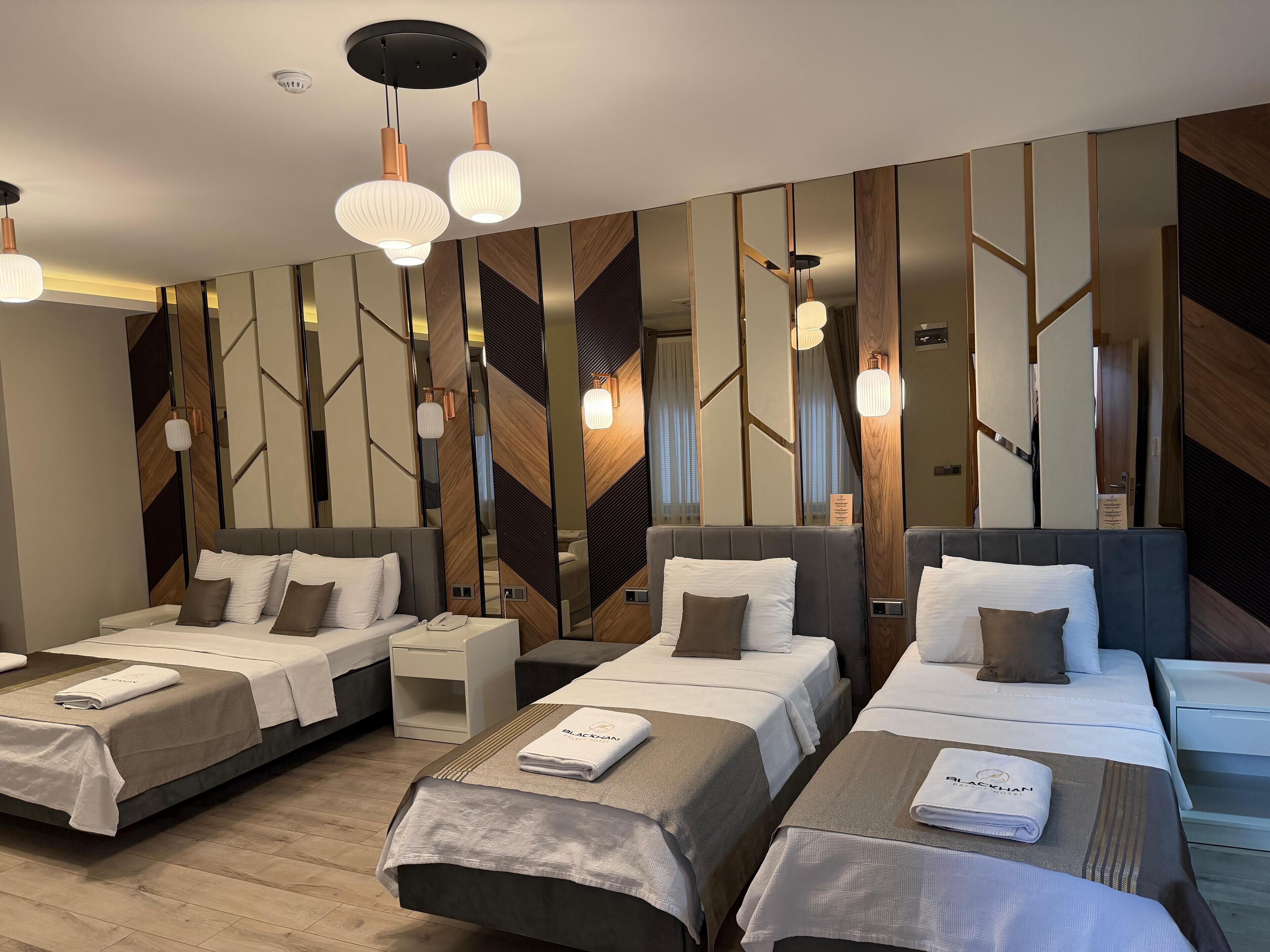 Chambre Quadruple Familiale, vue ville | Coffres-forts dans les chambres, bureau