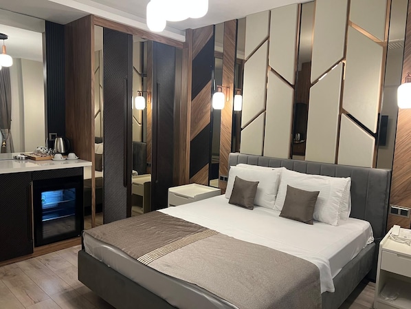 Quarto casal clássico de uso individual, vista para a cidade | Cofres nos quartos, Wi-Fi de cortesia