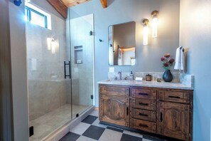 Douche, séchoir à cheveux, serviettes fournies, savon