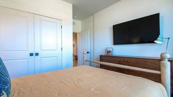 Tabla de planchar con plancha, wifi y ropa de cama