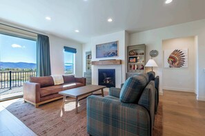 Smart TV, fireplace, books - Teton Homestead: Modern Home Near Parks & Skiing (Victor)