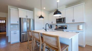 Geladeira, micro-ondas, fogão, cooktop