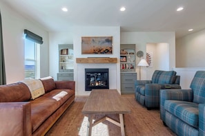 Smart TV, fireplace, books - Teton Homestead: Modern Home Near Parks & Skiing (Victor)