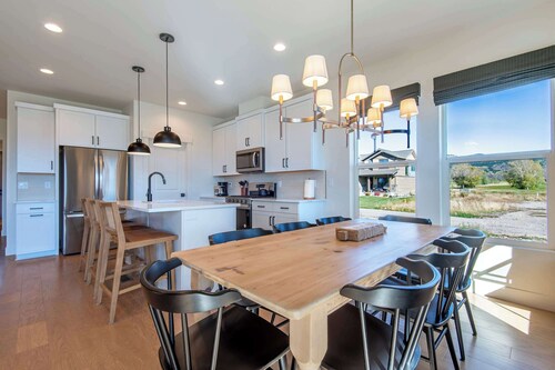 Teton Homestead: Modern Home Near Parks & Skiing