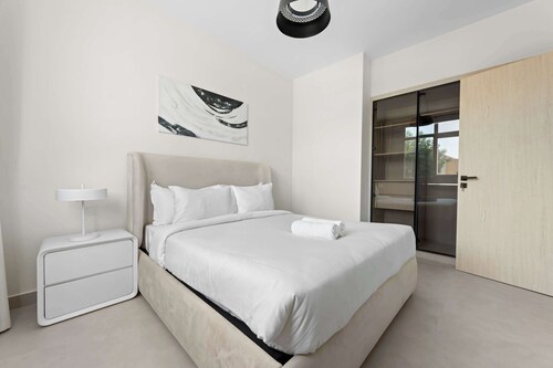 Arabian Ranches Villa Sleeps 9 Near Golf Courses