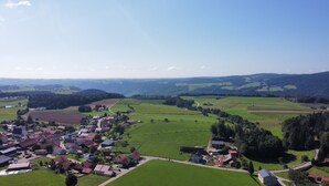 Un village rural avec des maisons, des champs et une église.