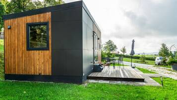 Un bâtiment moderne et compact, doté d’une façade en bois et d’une couleur extérieure noire.