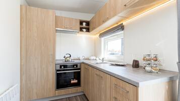 Fridge, oven, stovetop, coffee/tea maker