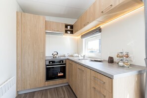 Kühlschrank, Ofen, Herdplatte, Wasserkocher mit Kaffee-/Teezubehör