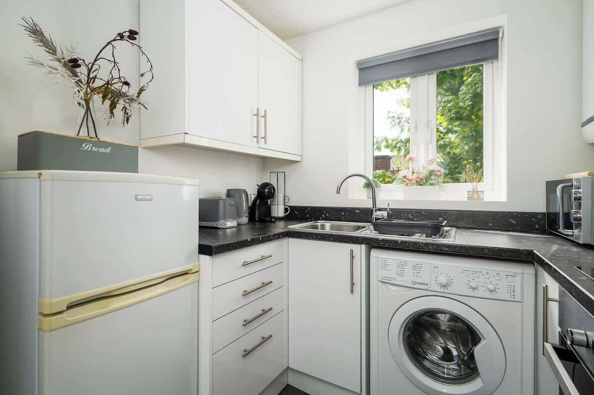 Coffee/tea maker, fridge, microwave, oven