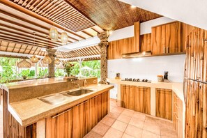 冷蔵庫、電子レンジ、コンロ、コーヒー / ティーメーカー