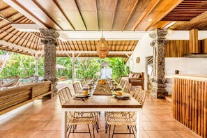 تناول الطعام بالخارج