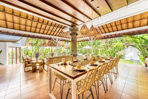 屋外ダイニングエリア