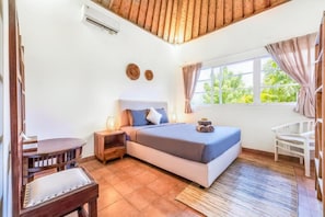 6 bedrooms, iron/ironing board, WiFi, bed sheets
