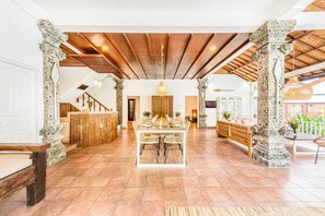 المنشأة من الداخل