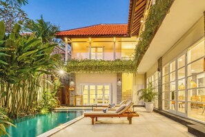 Pool - Villa Milano - 6BDR, prime location, pool & garden (Kecamatan Kuta Utara)