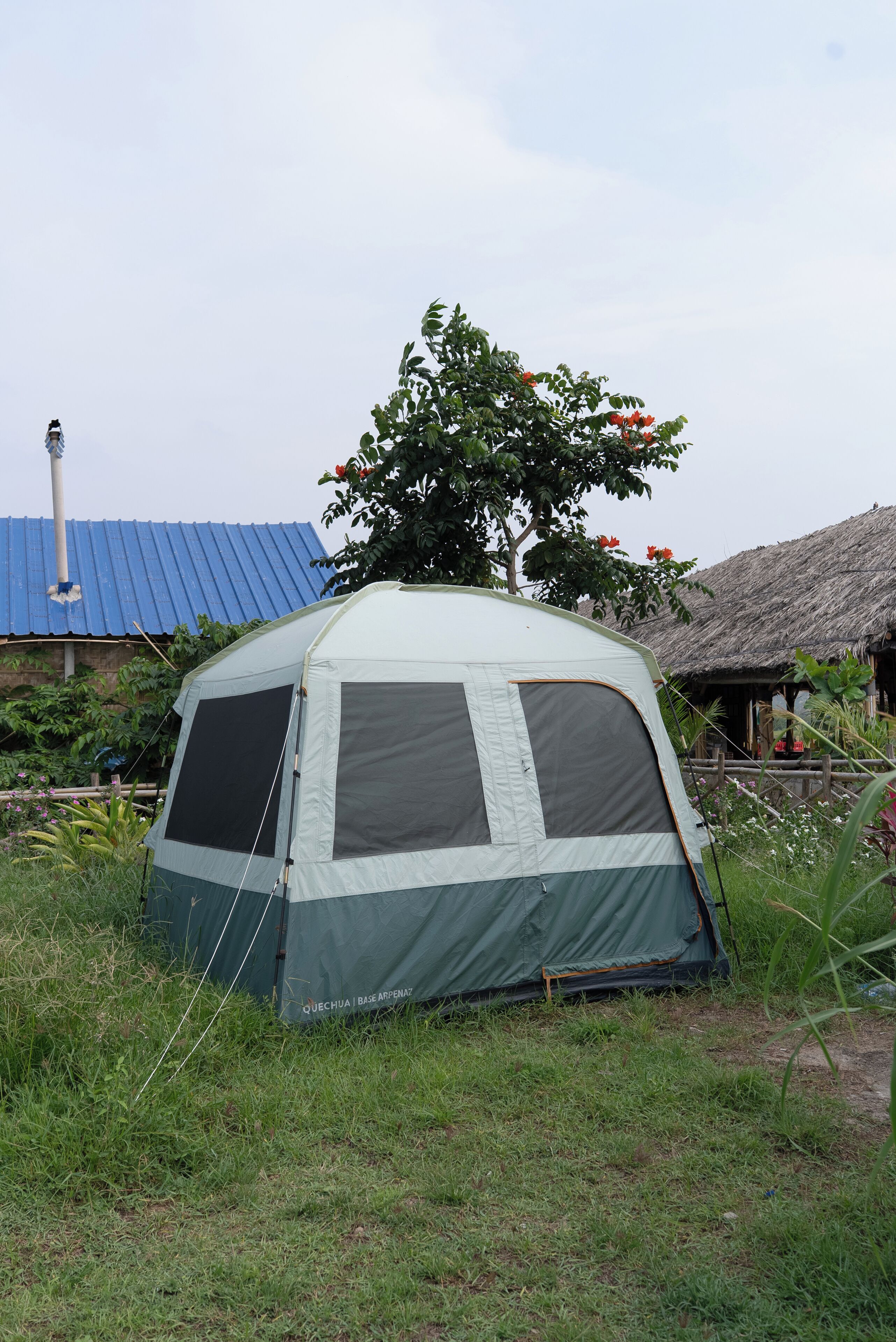 Tienda de campaña Club | Escritorio, espacio para trabajar con laptop y wifi gratis 