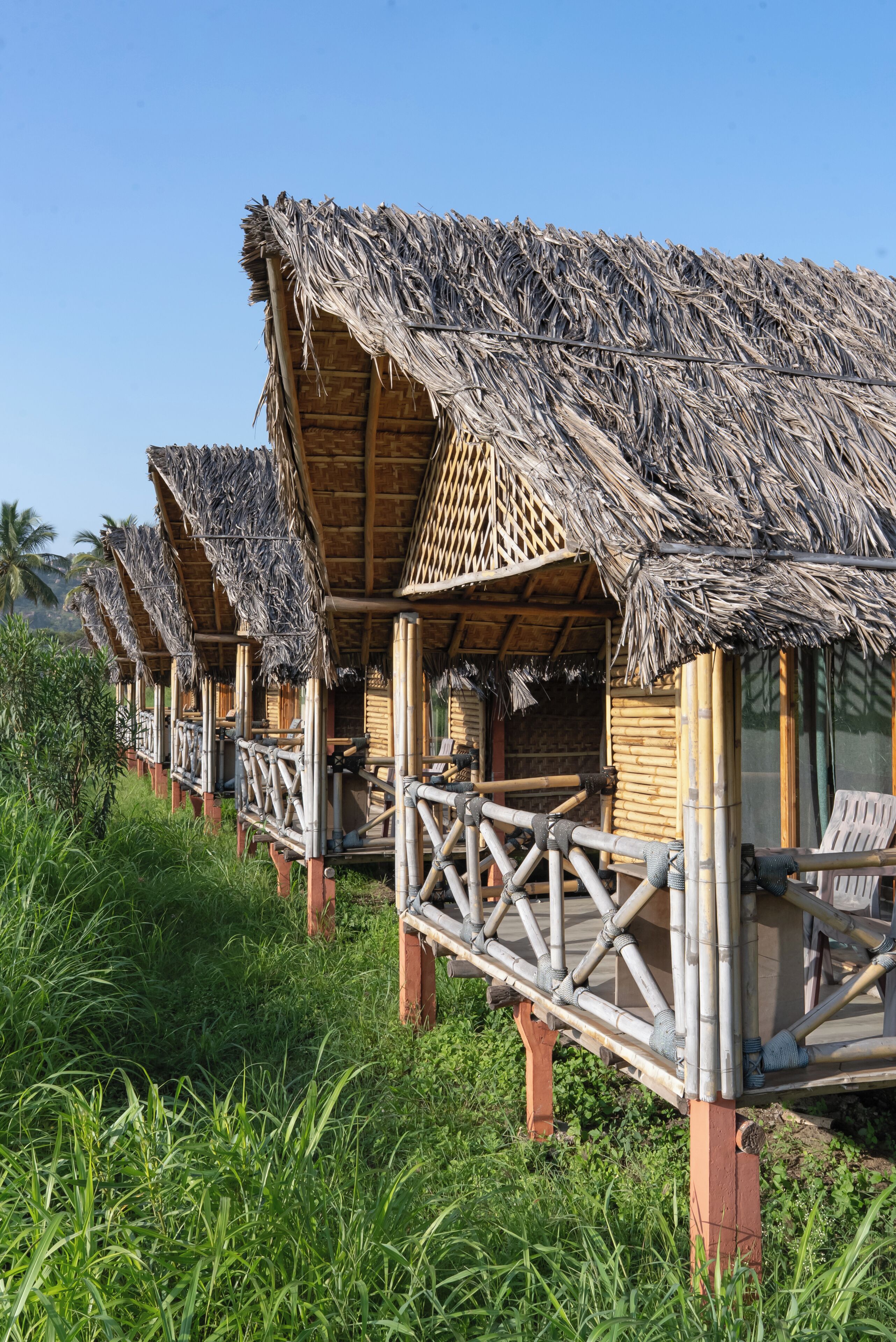 Escritorio, espacio para trabajar con laptop y wifi gratis 