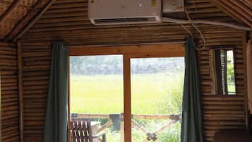 Escritorio, espacio para trabajar con laptop y wifi gratis