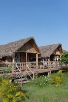 Escritorio, espacio para trabajar con laptop y wifi gratis 