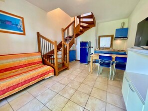 Vila, 1 quarto, sacada, vista para o jardim | Sala de estar