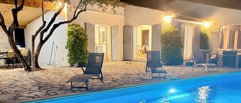 حمّام سباحة خارجي، حمّام سباحة مُدفَّأ