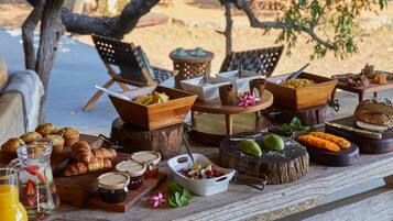 Free daily English breakfast