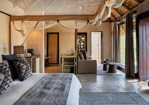 River Suite | Kamar mandi | Bathtub dan shower terpisah, sandal, handuk, dan sabun