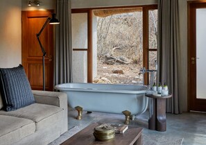 Suite Mewah | Kamar mandi | Bathtub dan shower terpisah, sandal, handuk, dan sabun