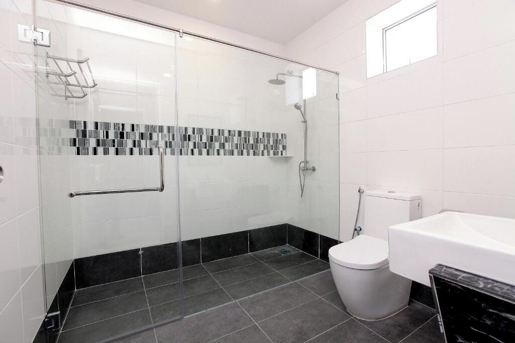 Doccia, asciugamani, sapone, carta igienica