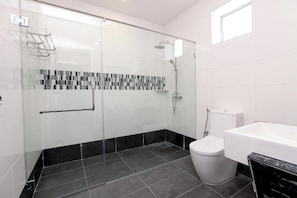 Dusche, Handtücher, Seife, Toilettenpapier