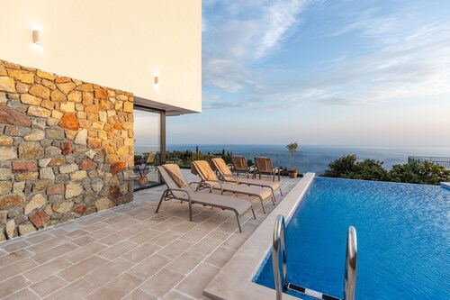 Luxury 4-bedroom Villa Mare with infinity pool in charming Petrovac