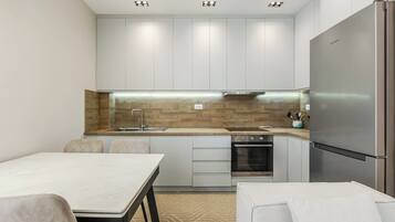Fridge, oven, stovetop, dishwasher
