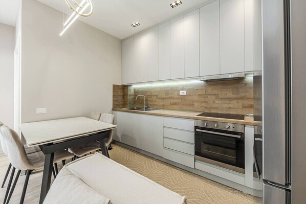 Fridge, oven, stovetop, dishwasher