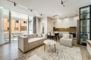 TV - Sunny Beach Luxurious Apartment (Durrës)