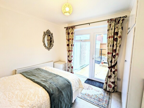 2 عدّة غرف نوم ومكواة/لوح كي وواي فاي وملاءات أسرّة