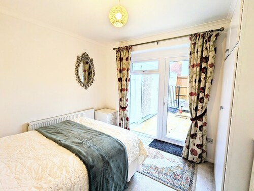 Spacious 2 Bedroom Bungalow. Train connections to London Brighton and Chichester