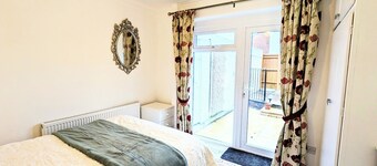 Spacious 2 Bedroom Bungalow. Train connections to London Brighton and Chichester