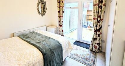 Spacious 2 Bedroom Bungalow. Train connections to London Brighton and Chichester