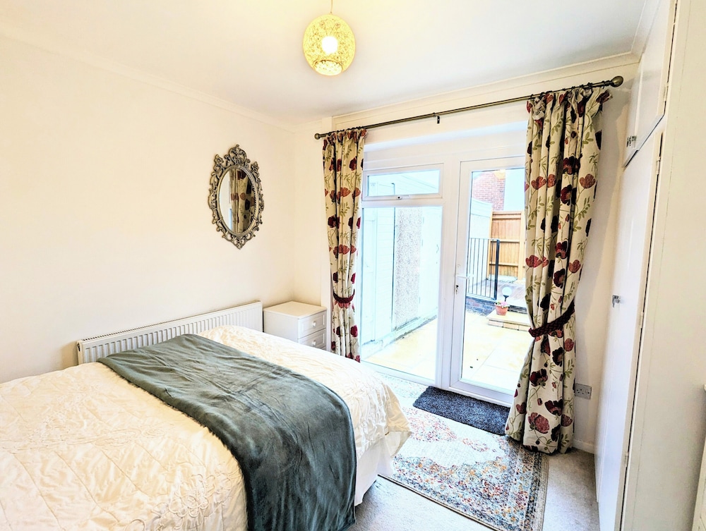 Spacious 2 Bedroom Bungalow. Train connections to London Brighton and ...
