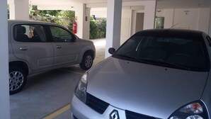 Eine Parkgarage mit zwei parkenden Autos.