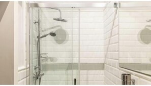 Secadora de cabello, toallas, jabón, papel de baño 