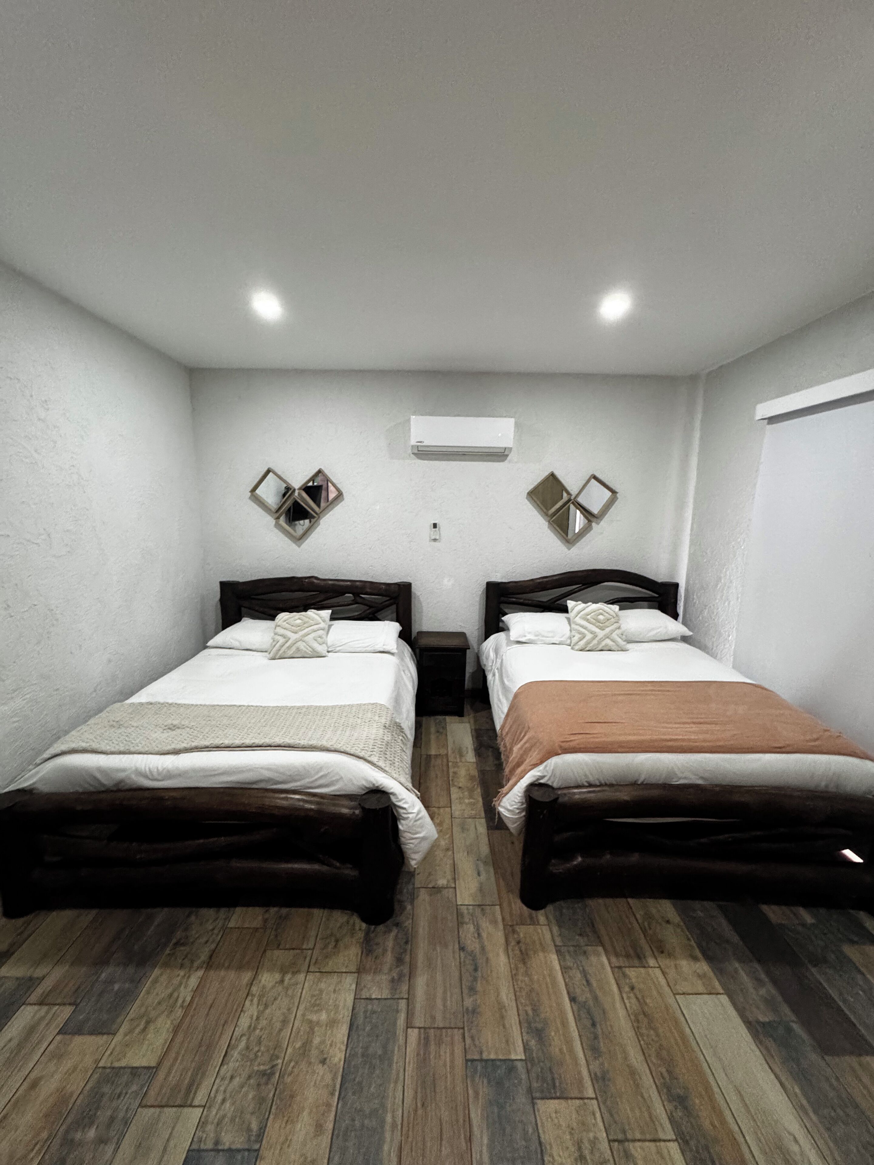 6 habitaciones, tabla de planchar con plancha, wifi y ropa de cama 